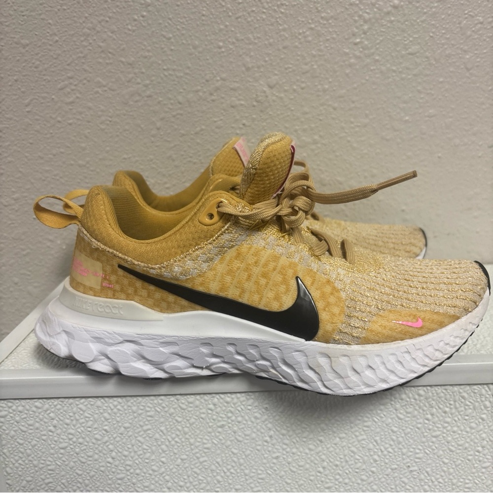 Nike DZ3016-700 React Infinity Run Flyknit Wheat Gold Sneaker Shoes Women's 8.5
